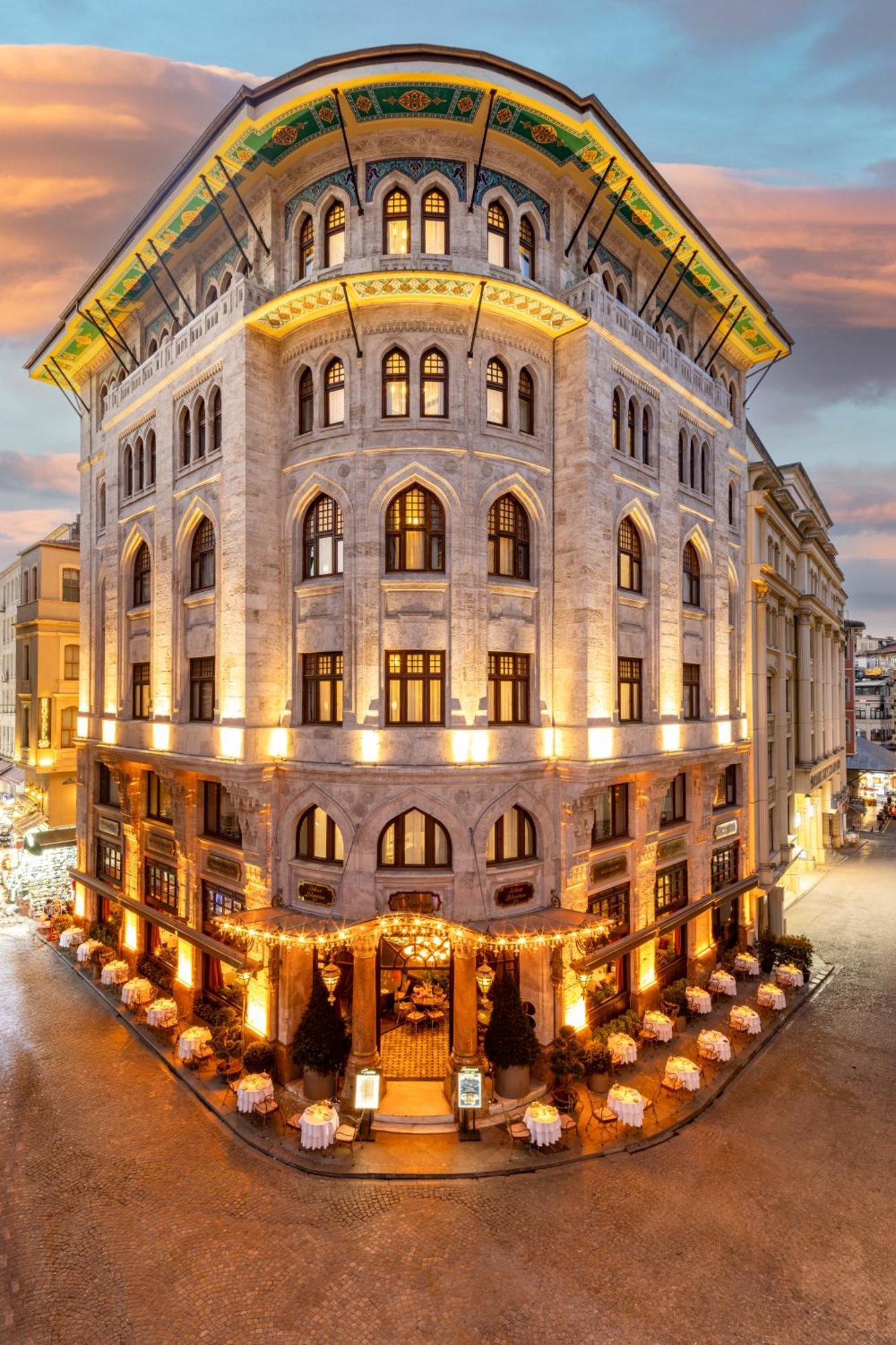 Cronton Design Hotel Istanbul Exterior photo The hotel at night
